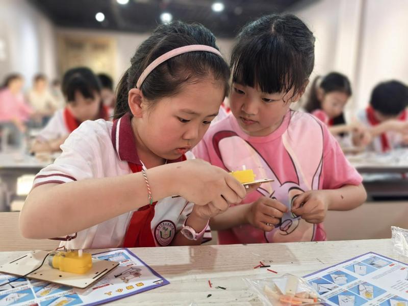 乐享五一 劳动最光荣”小人推磨科技小制作社教活动