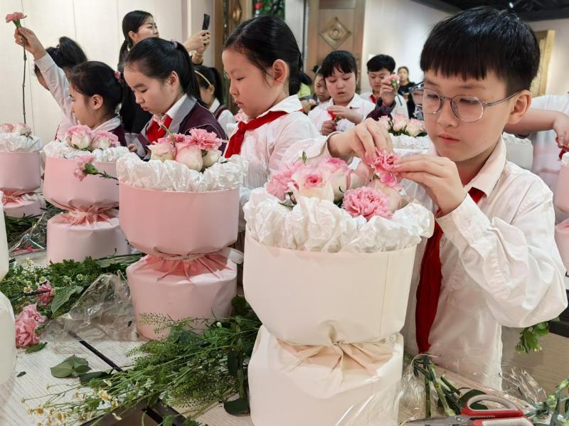 “温情五月 以花致爱”母亲节鲜花制作主题社教活动